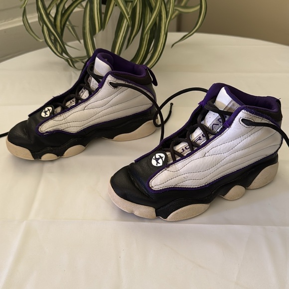 Air Jordan Pro Strong 'White Black Electro Purple
Youth Kids Size 2Y - Picture 11 of 12